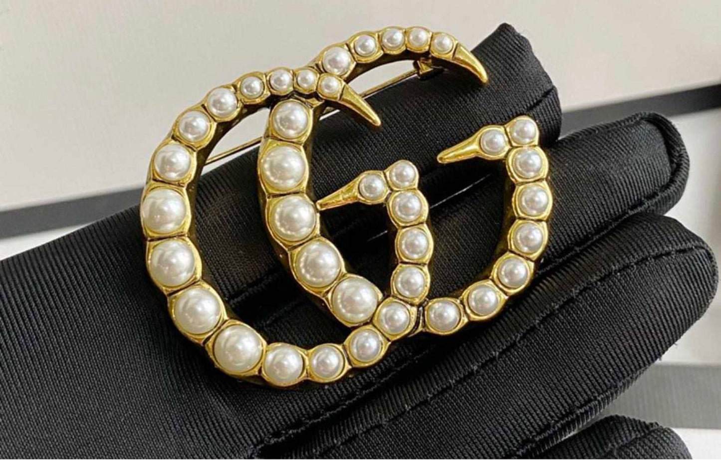 LUX COLLECTION BROOCH GOLD WITH PEARLS